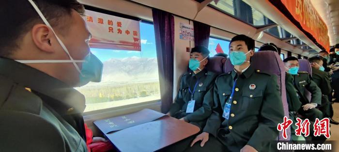 退伍老兵乘坐在退伍專列。　西藏山南軍分區(qū)某團(tuán)供圖