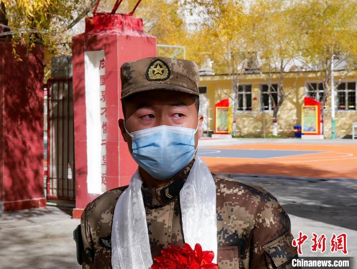 圖為什布奇邊防連退伍老兵臨別前再看一眼連隊(duì)?！詵| 攝