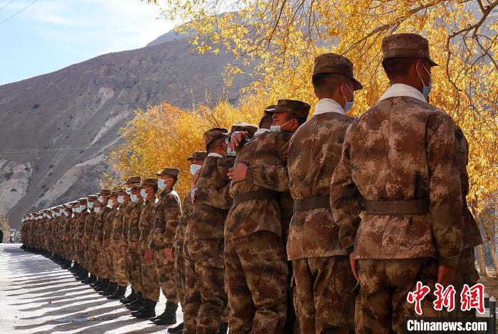 圖為什布奇邊防連退伍老兵與戰(zhàn)友相擁而泣，依依惜別。　徐昌成 攝