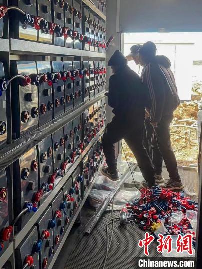 圖為微電網(wǎng)系統(tǒng)安裝調(diào)試現(xiàn)場(chǎng)。　孫寶鶴 攝