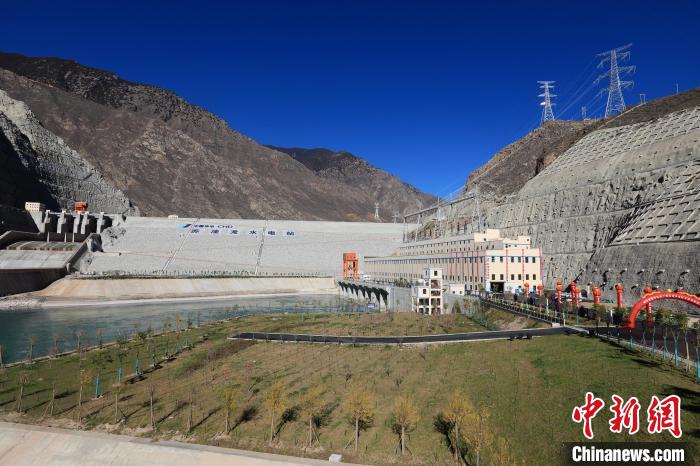 圖為金沙江上游蘇洼龍水電站?！⊥趵?攝