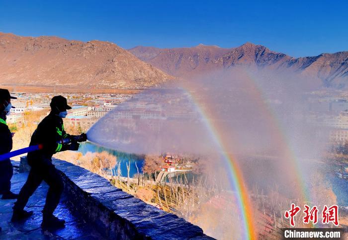 12月6日，布達(dá)拉宮消防救援大隊(duì)在布達(dá)拉宮山體林草區(qū)域開展?jié)窕ぷ??！㈣?攝