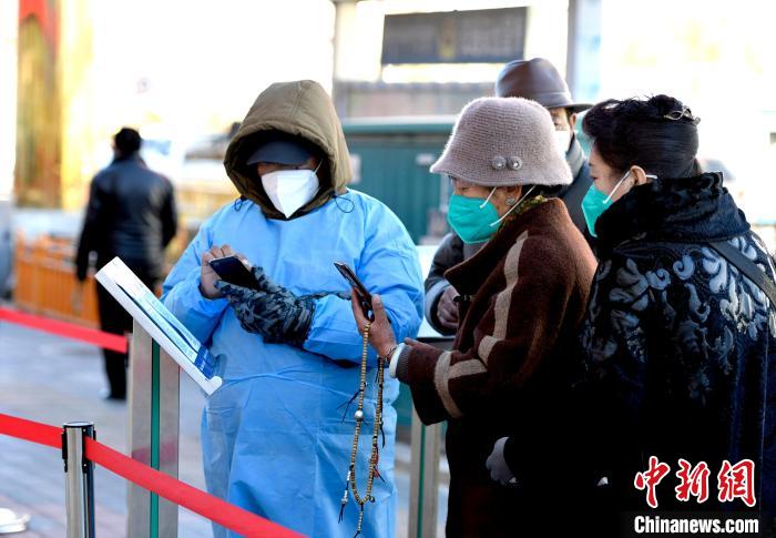 12月7日，拉薩市民掃碼進(jìn)入銀行辦理業(yè)務(wù)。　李林 攝