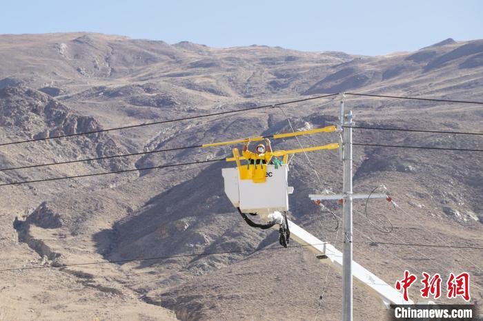 圖為11月9日，國網(wǎng)山南供電公司工作人員進行搭火工作?！「裆?攝