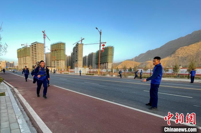 負(fù)重5公里體能訓(xùn)練?！∥鞑厣窒揽傟?duì)特勤大隊(duì) 供圖