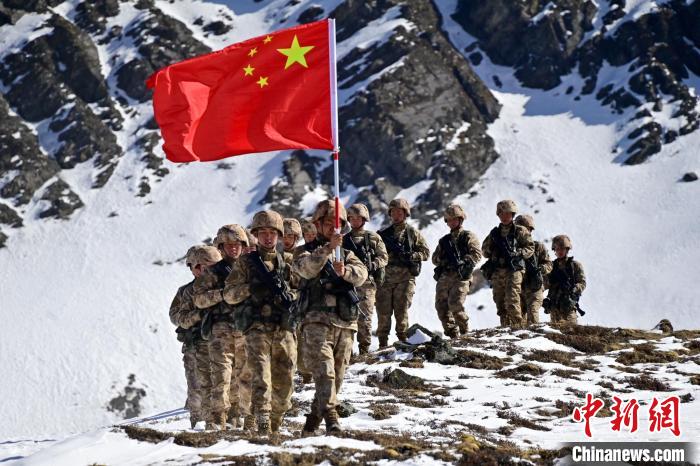 官兵們在巡邊途中。　曾厚望 攝