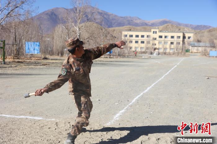 手榴彈投遠(yuǎn)比武競賽現(xiàn)場。　吳蒙昆 攝
