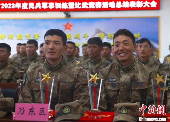 表彰大會上，獲獎選手開心瞬間?！敲衫?攝