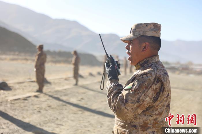 裁判員羅布次仁下達(dá)“臥姿裝子彈”口令?！敲衫?攝