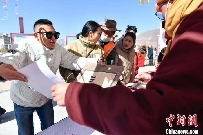 圖為展銷會(huì)現(xiàn)場(chǎng)?！∝暩聛?lái)松 攝