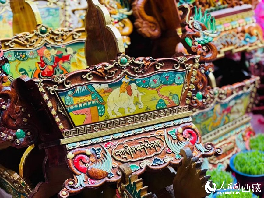 年貨市場上的切瑪盒（切瑪盒是藏歷新年吉祥物，是在精制斗型木盒中用隔板分開，分別盛入炒麥粒和糌粑，插上仔卓，象征著人壽年豐、吉祥如意）。人民網(wǎng) 次仁羅布攝