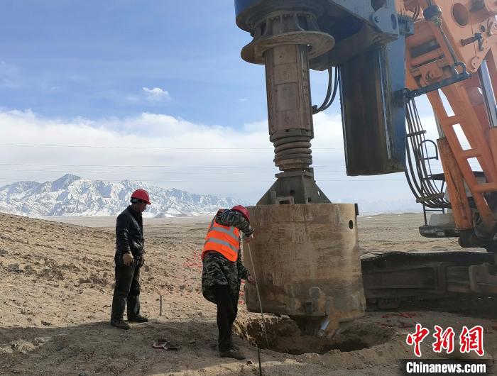 圖為施工人員檢查護(hù)筒高度?！⒁婧?攝