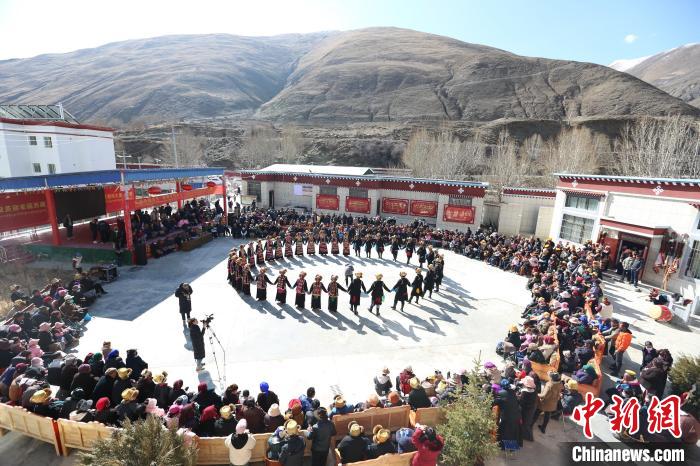 圖為匯報演出現(xiàn)場?！愔闈扇?攝