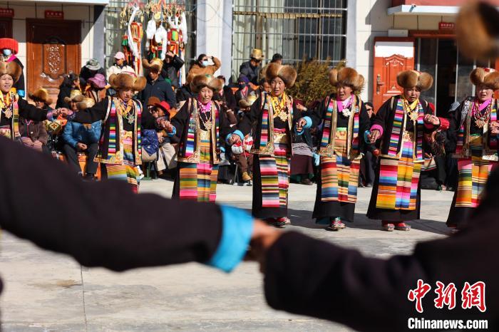 圖為民間藝人表演加麻“果諧”?！愔闈扇?攝