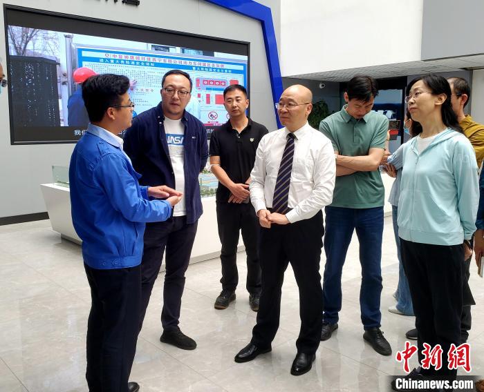 圖為全國政協(xié)委員、農(nóng)工黨青海省委主委王昆(中)在企業(yè)調(diào)研?！」鶟M福 供圖