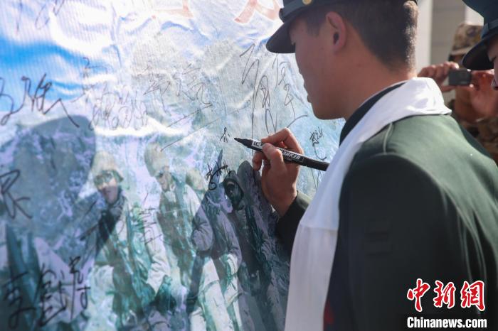 退役士兵簽名留念?！⒖≥x 攝