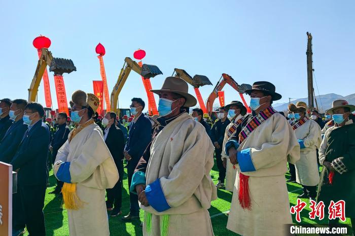 各方代表參加集中開復(fù)工儀式?！∧岈斪扛?攝