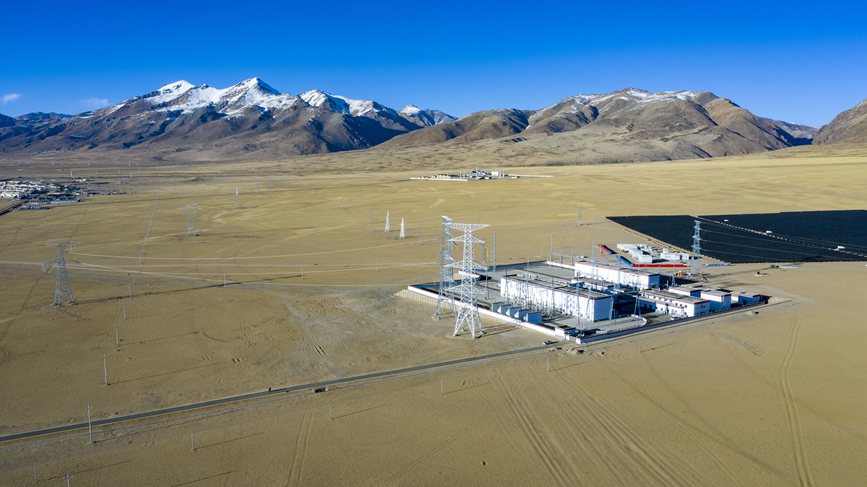 位于海拔4700多米的阿里聯(lián)網(wǎng)工程霍爾變電站。