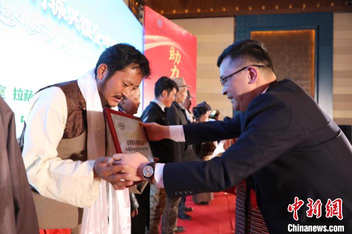 圖為拉薩市銀企對(duì)接洽談會(huì)現(xiàn)場(chǎng)?！「裆愔?攝