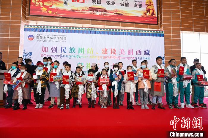 圖為部分獲獎(jiǎng)學(xué)生合影。　趙朗 攝