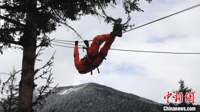 正在進(jìn)行橫渡訓(xùn)練。　西繞拉翁 攝