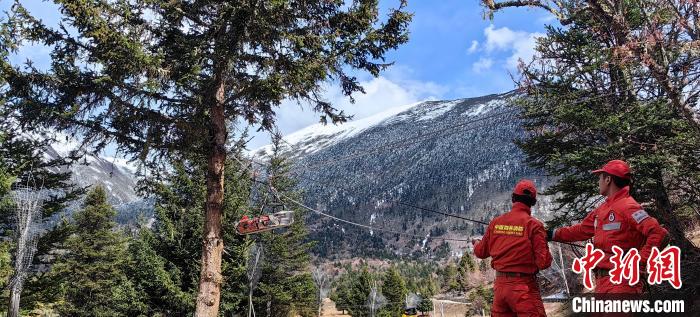 正在進(jìn)行斜向救援?！∥骼@拉翁 攝
