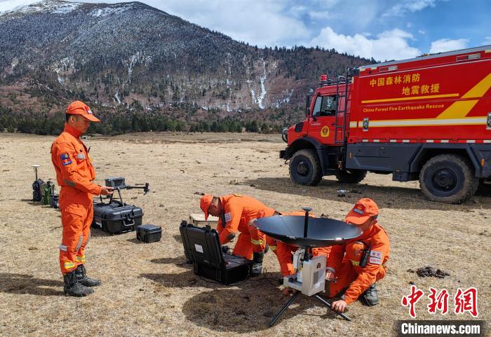 正在進(jìn)行通信通聯(lián)訓(xùn)練?！∥骼@拉翁 攝