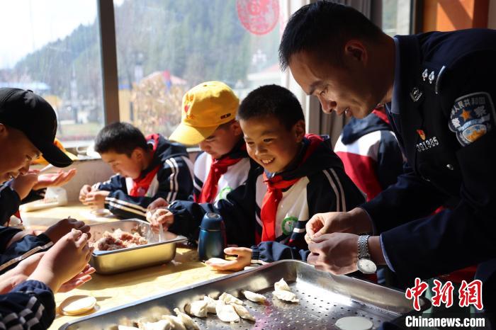 圖為亞東邊檢站民警與駐地小學(xué)生其樂融融包餃子?！『?攝