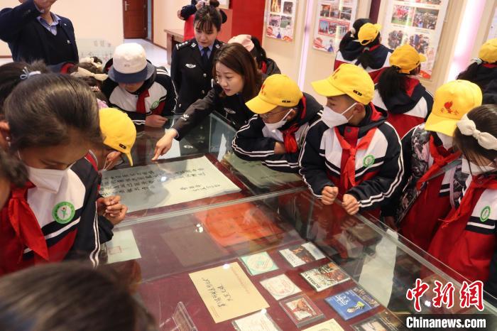 圖為亞東邊檢站民警為駐地小學(xué)生講解該站榮譽發(fā)展史?！『?攝