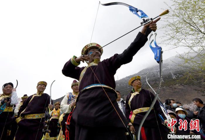 3月28日，選手參加響箭比賽?！±盍?攝