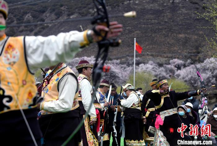 3月28日，選手參加響箭比賽。　李林 攝