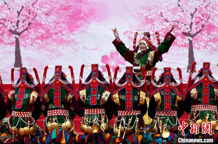 3月28日，西藏林芝第二十屆桃花旅游文化節(jié)開幕式上的文藝表演?！±盍?攝