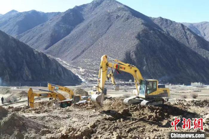 圖為高標(biāo)準(zhǔn)農(nóng)田建設(shè)施工現(xiàn)場(chǎng)?！「裆愔?攝