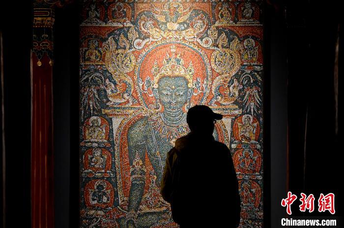 3月31日，觀眾欣賞展覽中的作品。　李林 攝