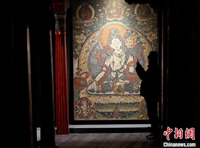 3月31日，觀眾欣賞展覽中的作品?！±盍?攝