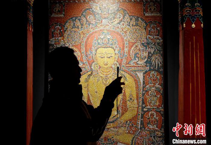 3月31日，觀眾欣賞展覽中的作品?！±盍?攝