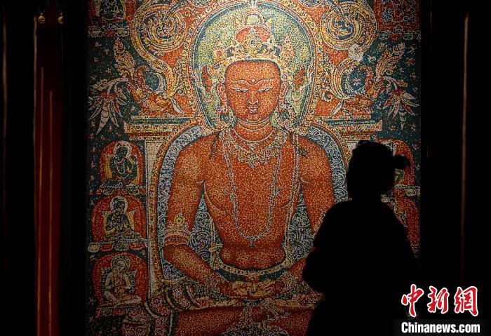 3月31日，觀眾欣賞展覽中的作品?！±盍?攝