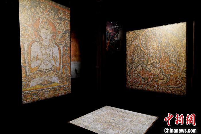 3月31日，觀眾欣賞展覽中的作品?！±盍?攝