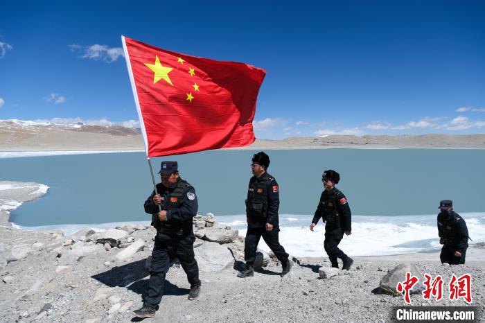 4月5日，普瑪江塘邊境派出所民輔警進(jìn)行邊境巡邏?！〗w波 攝