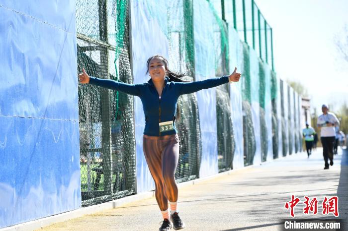 圖為5公里歡樂跑現(xiàn)場?！∝暩聛硭?攝