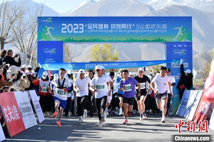 圖為5公里歡樂跑現(xiàn)場?！∝暩聛硭?攝