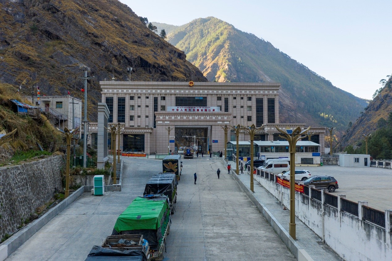 吉隆口岸正在等待出境的車輛。人民網(wǎng)記者 唐宋攝