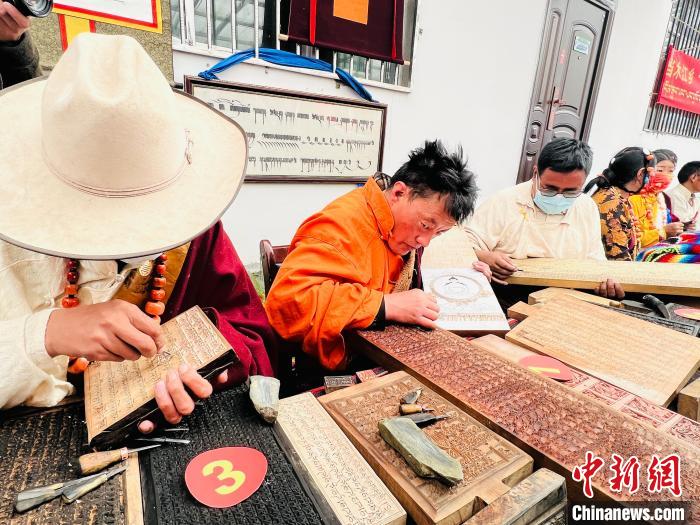 圖為2022年，聶榮縣當木江鄉(xiāng)“鄉(xiāng)村振興那曲奮進”活動雕刻比賽現場。資料圖 那曲市“鄉(xiāng)村振興 那曲奮進”活動辦供圖