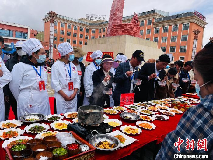 圖為2022年，班戈縣“鄉(xiāng)村振興那曲奮進”廚藝大賽現場。資料圖 那曲市“鄉(xiāng)村振興 那曲奮進”活動辦供圖