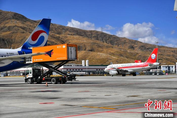 圖為藍天下的高原機場?！≈芎?攝