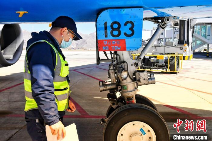 圖為機場工作人員進行相關(guān)檢查?！≈芎?攝