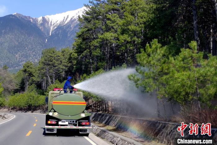 林芝市森林消防支隊(duì)米林中隊(duì)在米林縣一帶開(kāi)展灑水增濕作業(yè)?！≮w健宇 攝