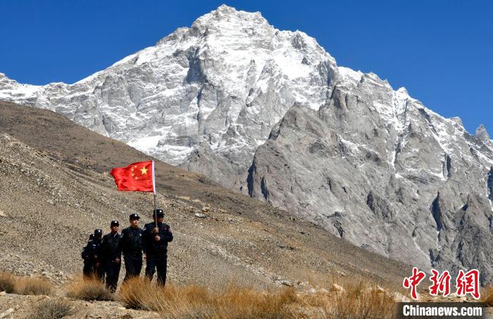 底雅邊境派出所民警夏永軍(右一)在巡邏中?！±盍?攝