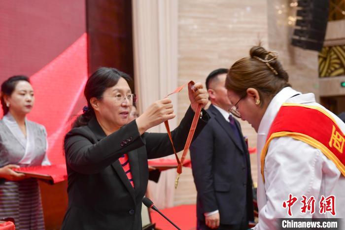 西藏舉辦“西藏十佳醫(yī)生、十佳護(hù)士”“西藏健康衛(wèi)士”表彰大會