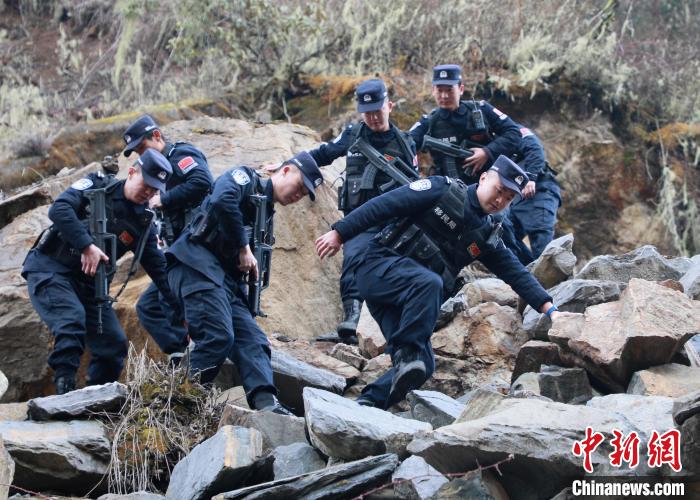 山南邊境管理支隊(duì)玉麥邊境派出所民警在邊境巡邏途中穿過(guò)亂石區(qū)?！∴嶇?攝